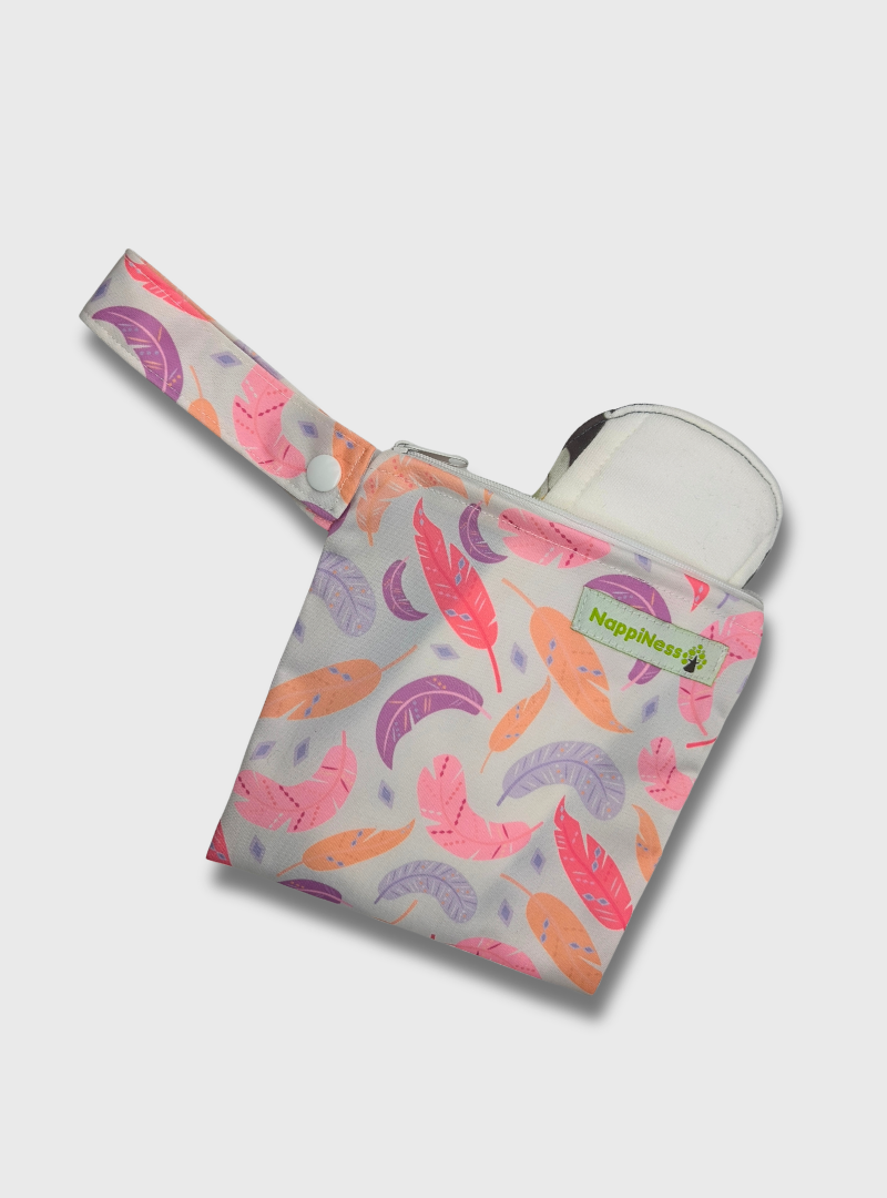 Nappiness Small Wetbag für Menstruationsartikel, Federn